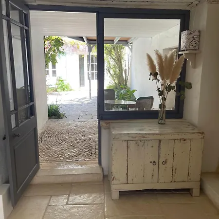 Lägenhet Fenetre Sur Cour La Flotte